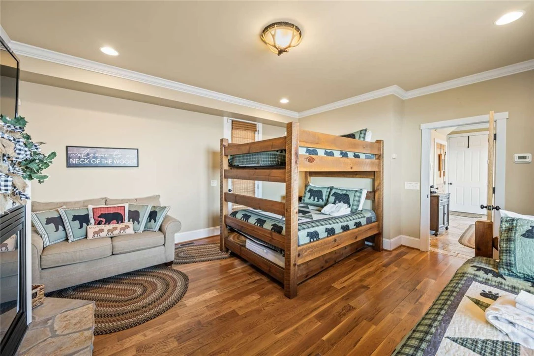 Image number 4 for the current listing