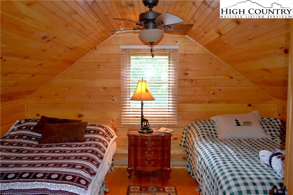 Image number 13 for the current listing