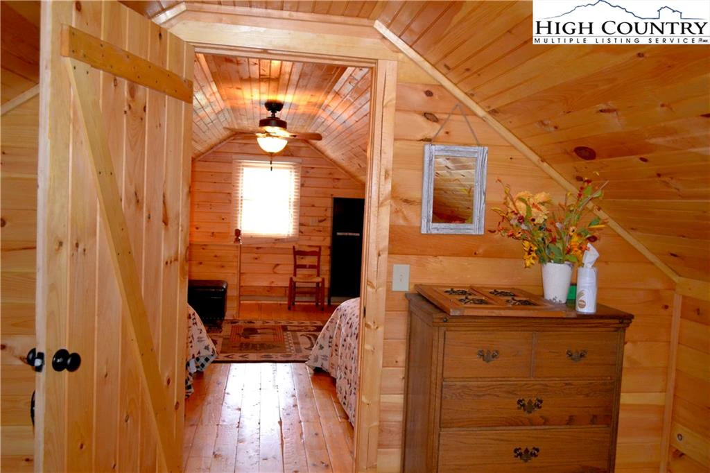Image number 14 for the current listing