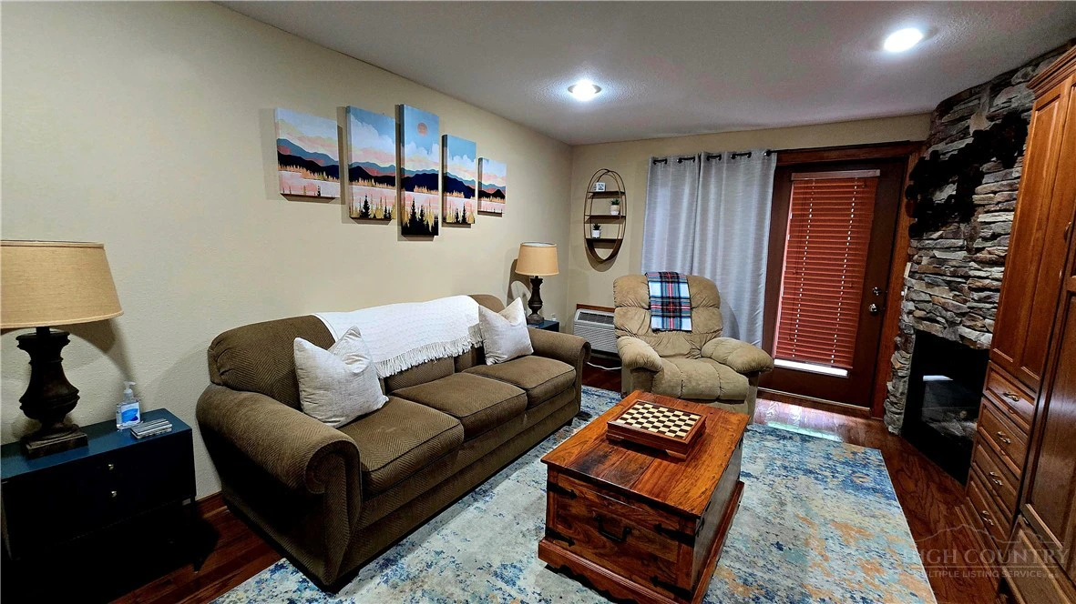 Image number 4 for the current listing