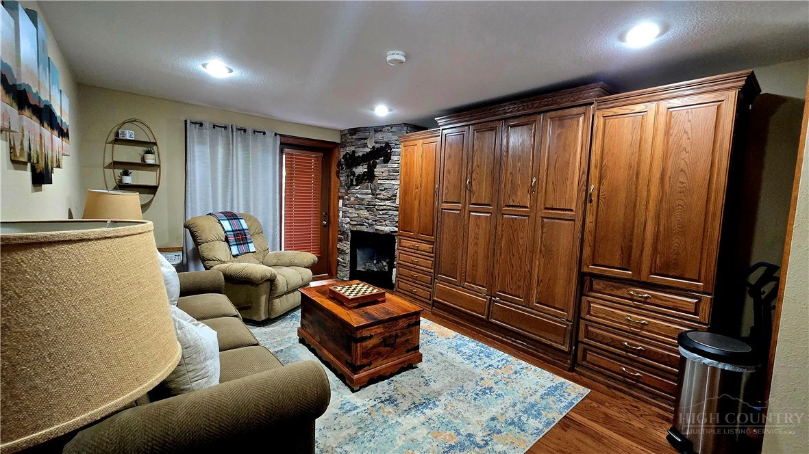 Image number 5 for the current listing