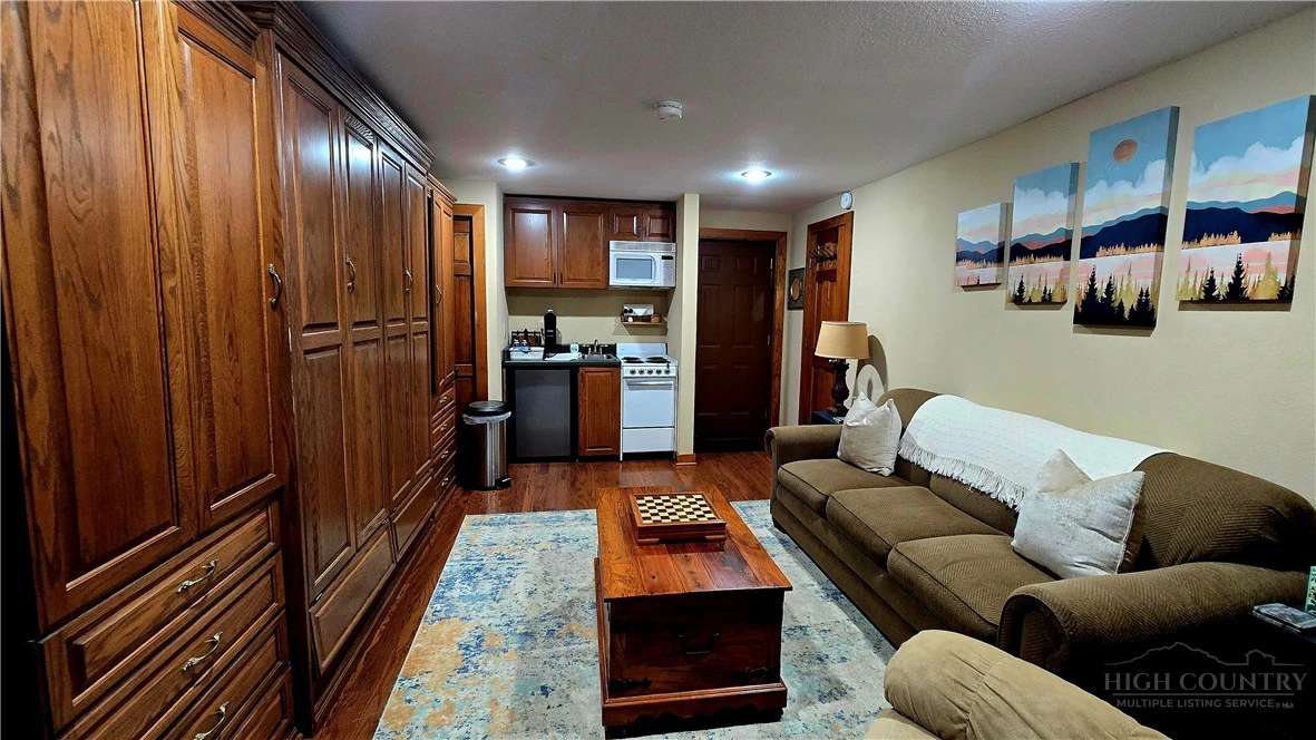 Image number 6 for the current listing