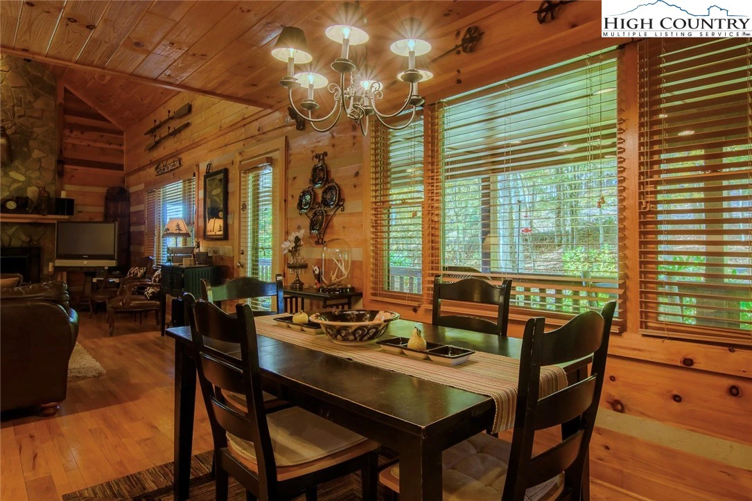 Image number 19 for the current listing