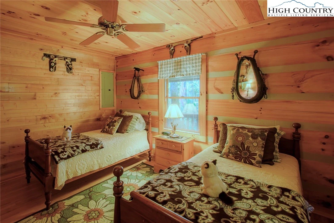 Image number 13 for the current listing