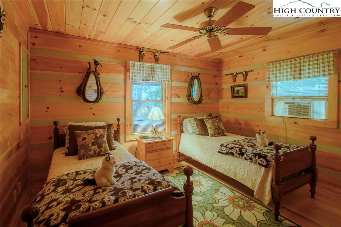 Image number 12 for the current listing