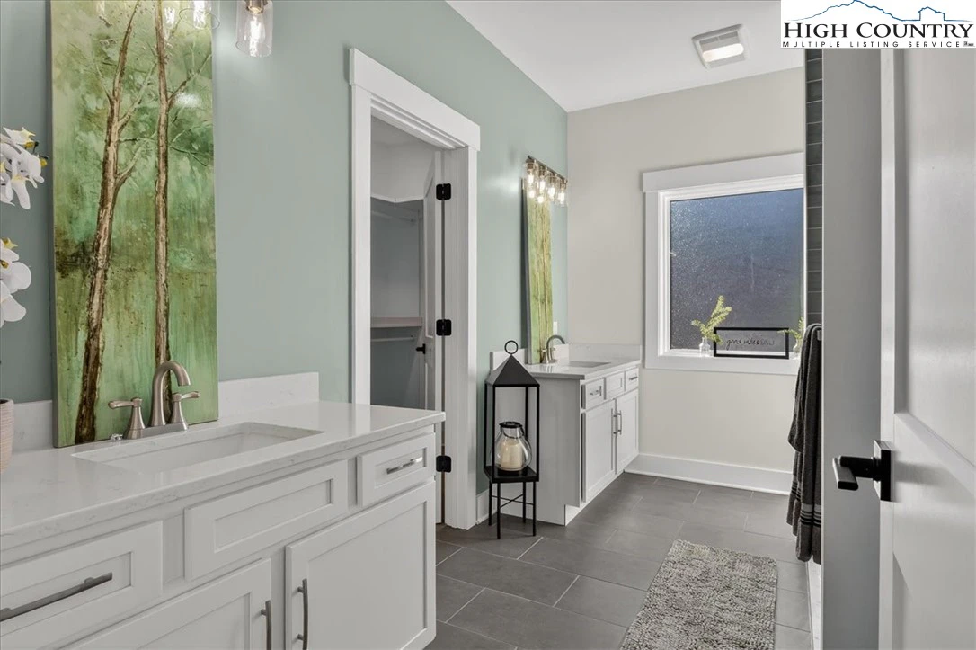 Image number 3 for the current listing
