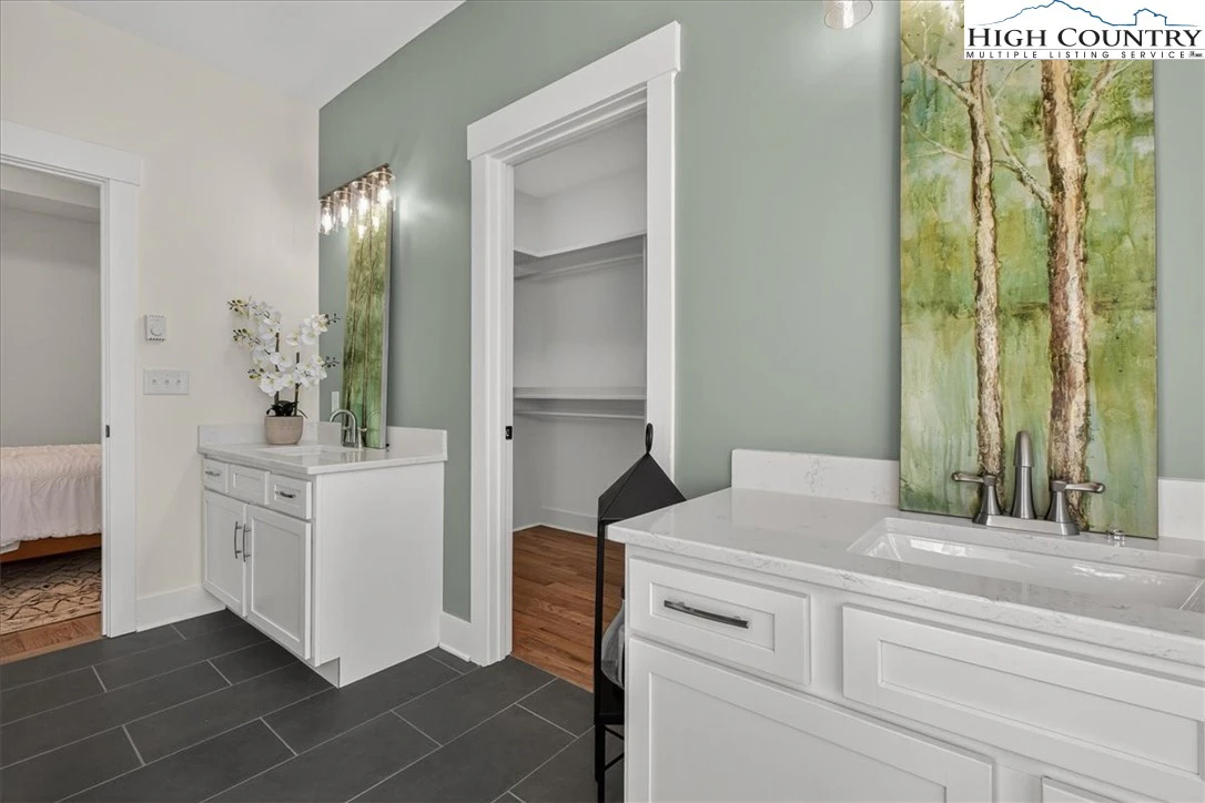 Image number 7 for the current listing