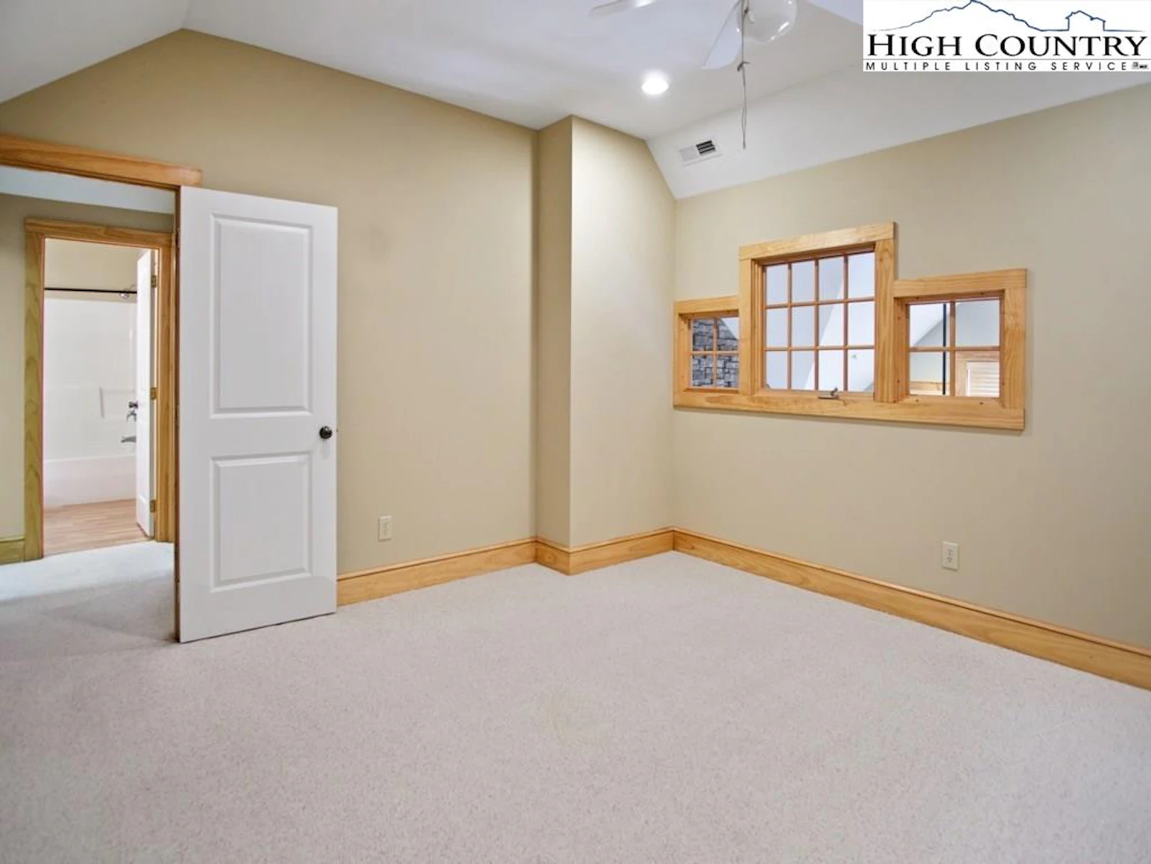 Image number 11 for the current listing