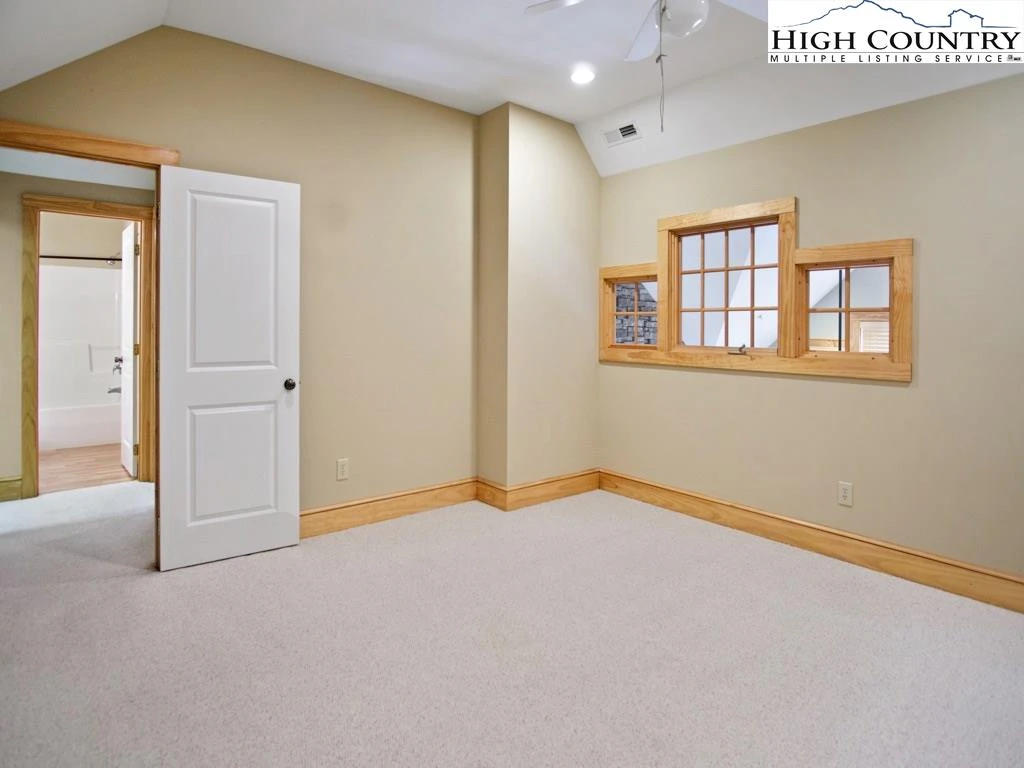 Image number 11 for the current listing