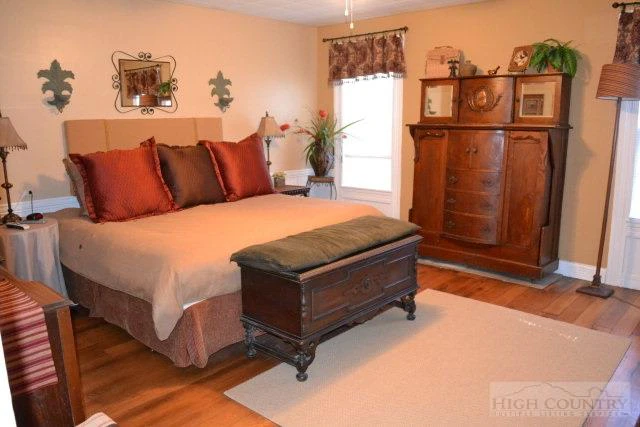 Image number 14 for the current listing