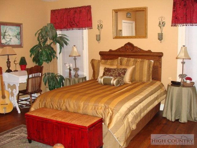 Image number 4 for the current listing