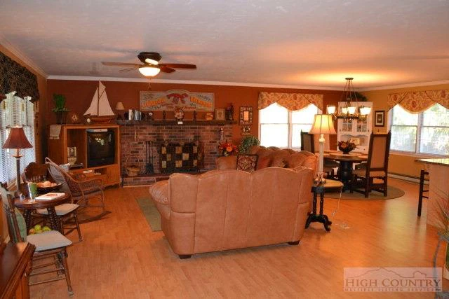 Image number 8 for the current listing