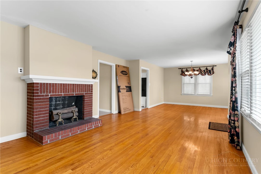 Image number 18 for the current listing