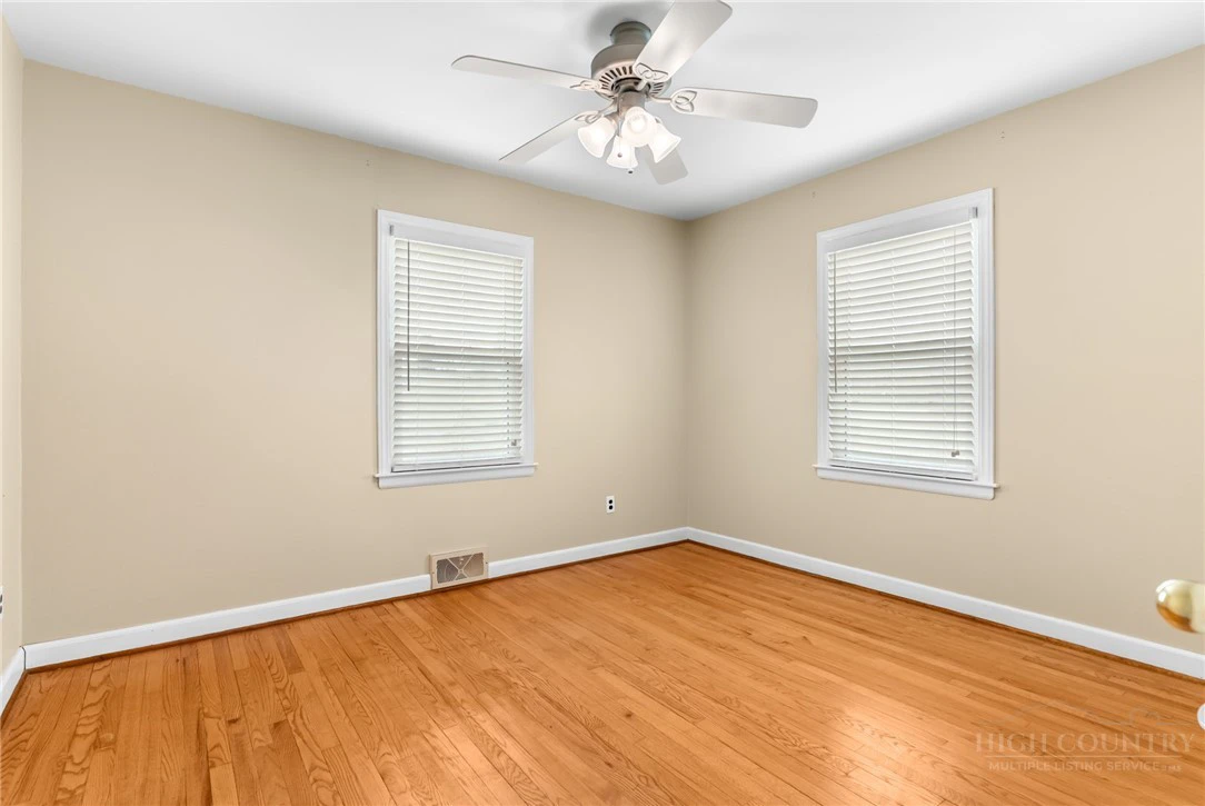Image number 11 for the current listing
