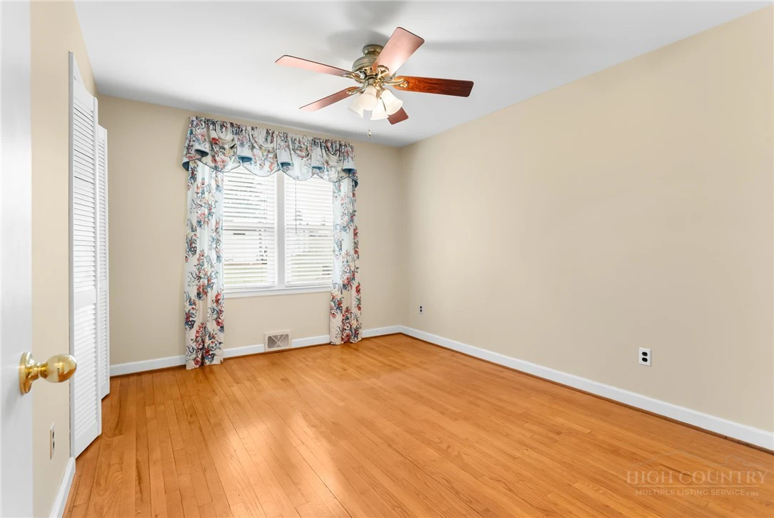 Image number 10 for the current listing