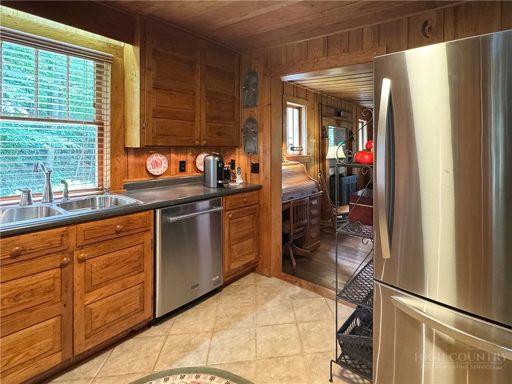 Image number 10 for the current listing