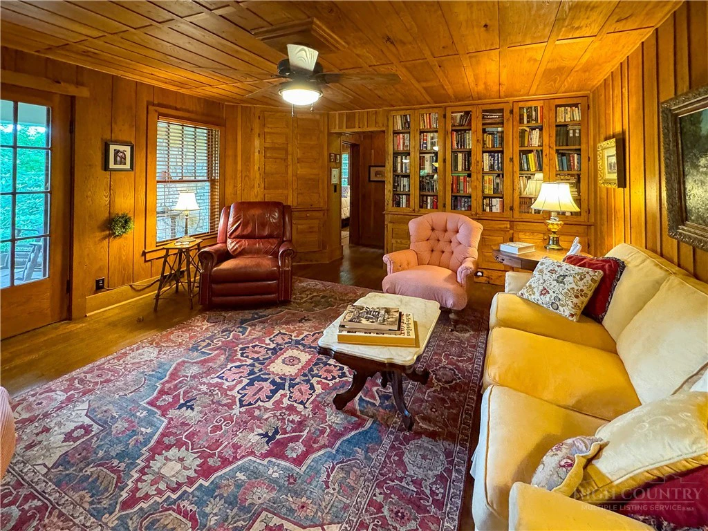 Image number 17 for the current listing
