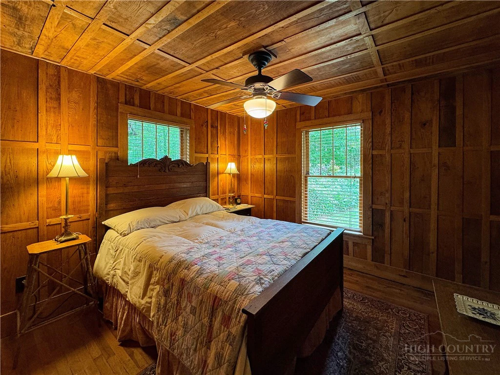 Image number 19 for the current listing