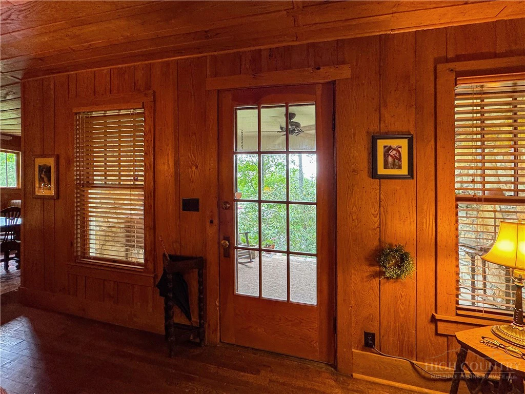 Image number 14 for the current listing