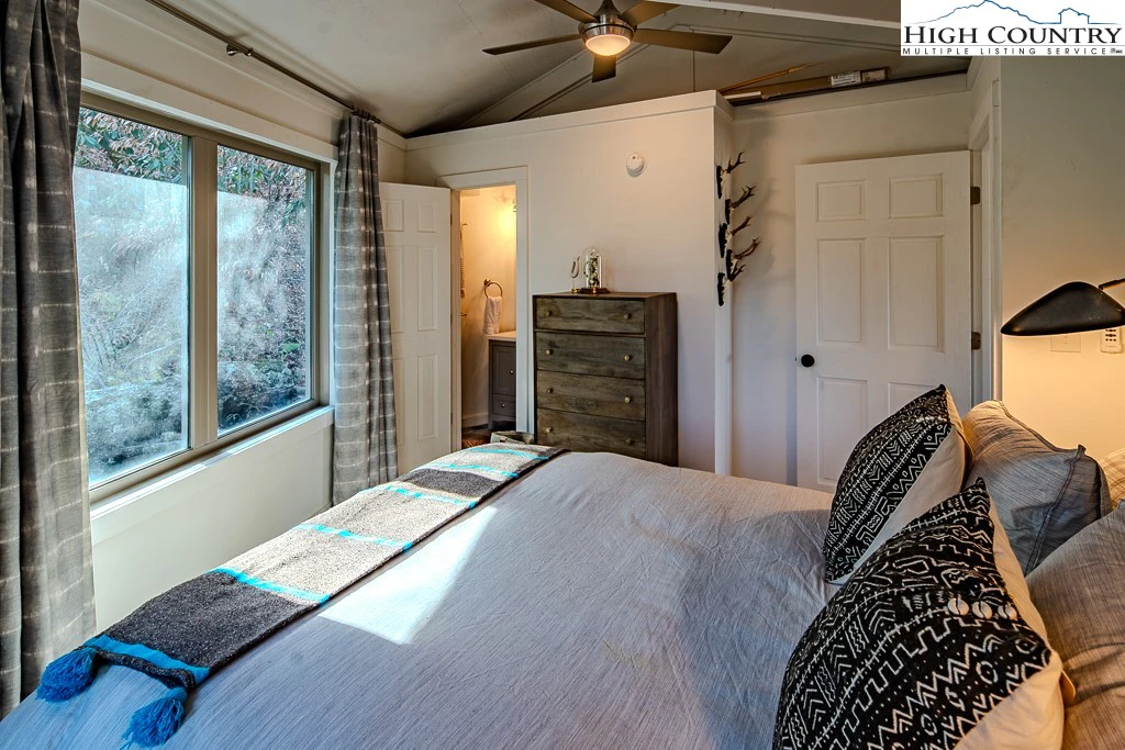 Image number 3 for the current listing