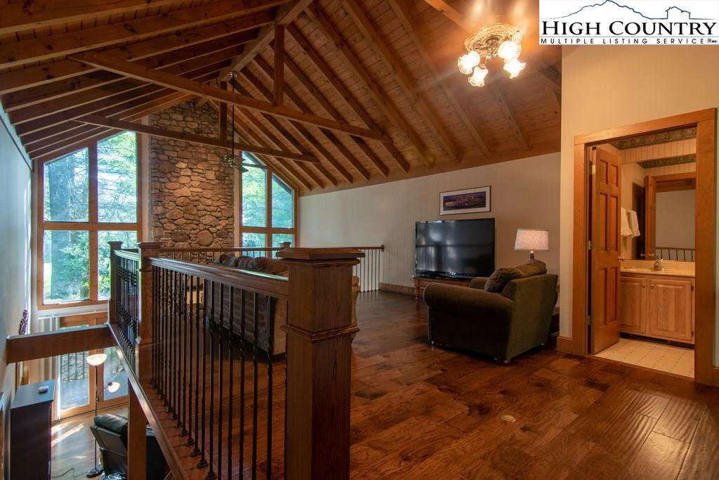 Image number 7 for the current listing