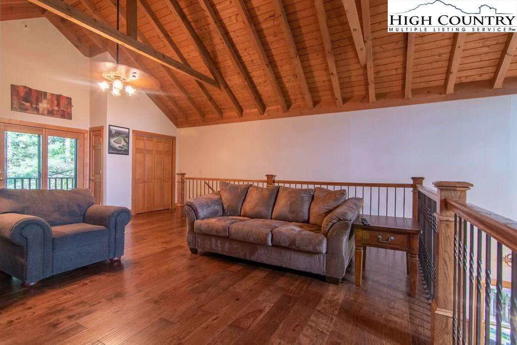 Image number 8 for the current listing