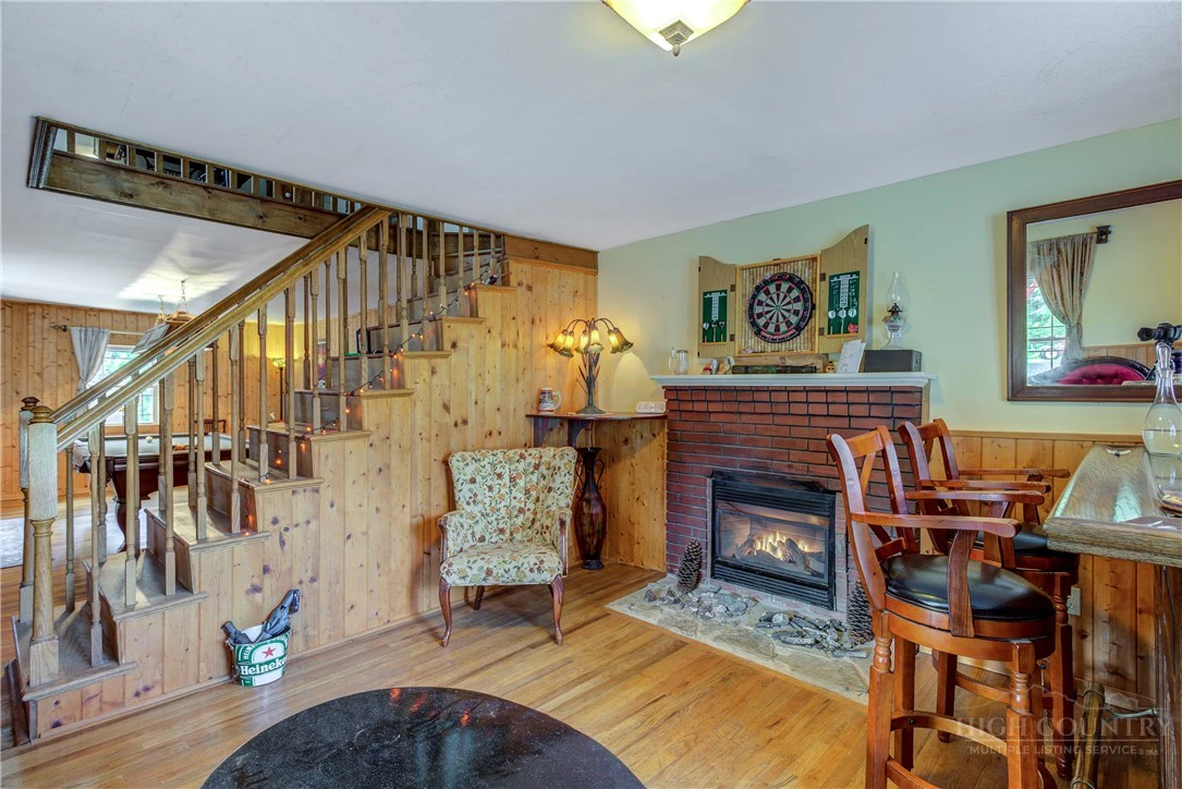 Image number 21 for the current listing
