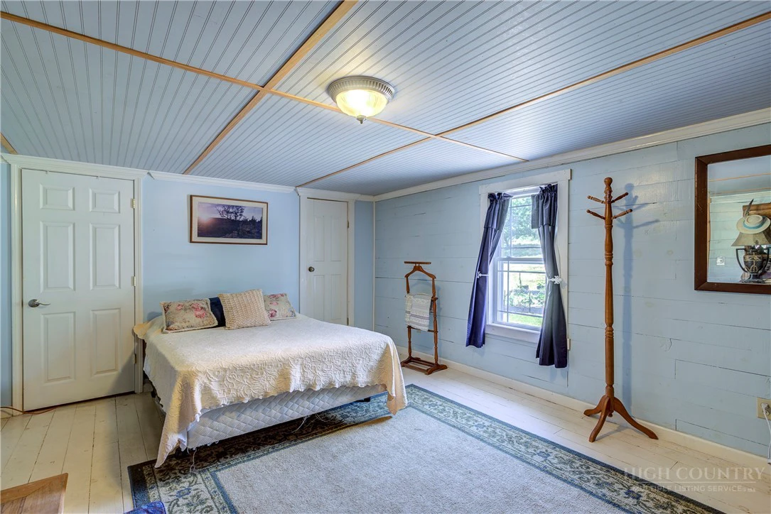 Image number 44 for the current listing