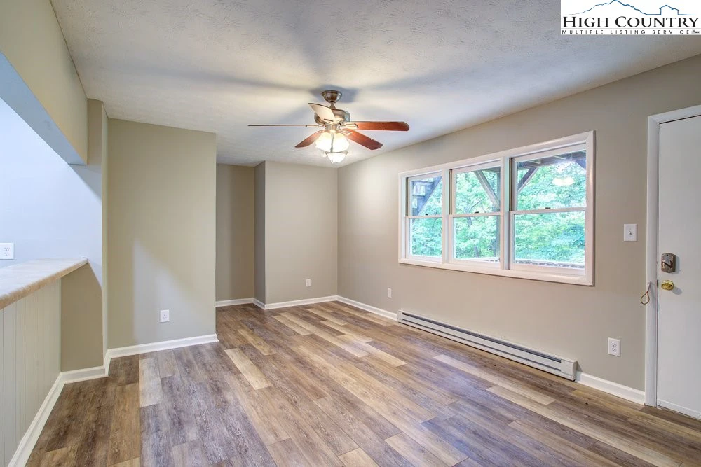 Image number 5 for the current listing
