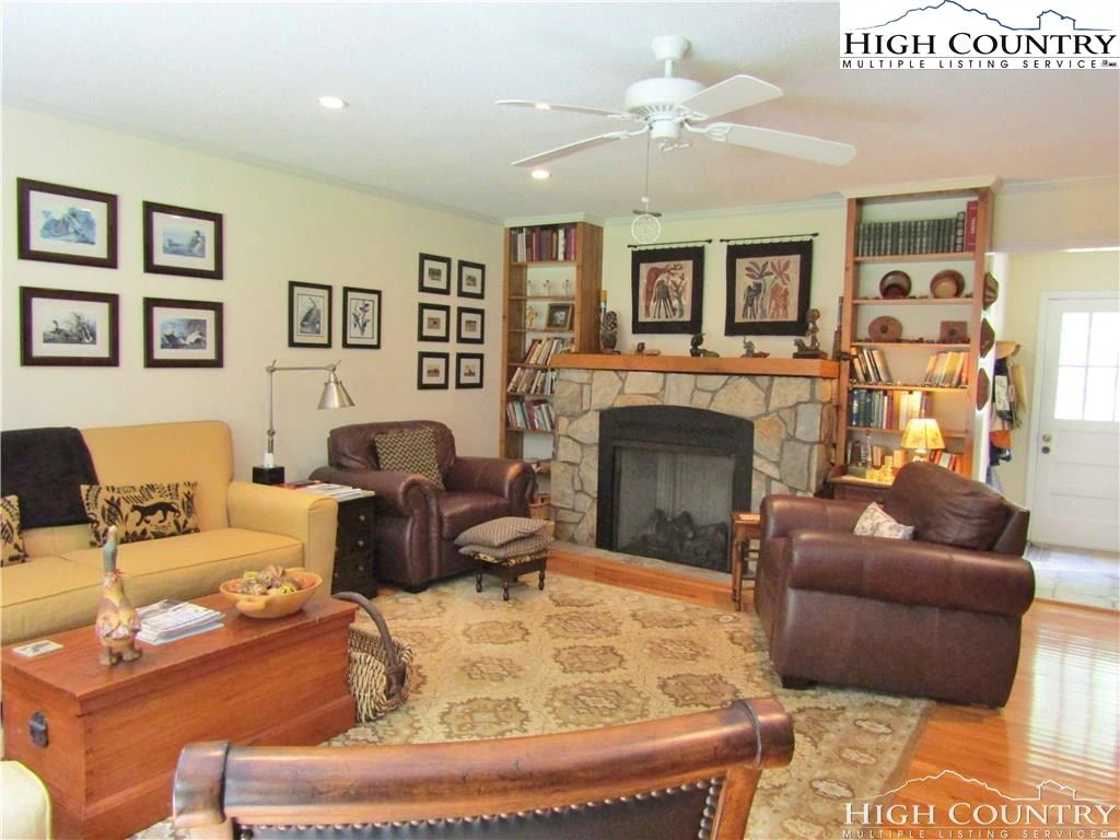 Image number 18 for the current listing