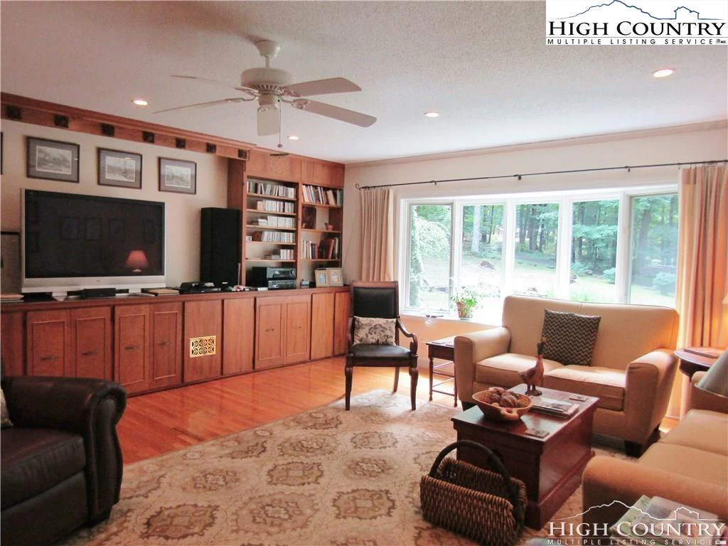 Image number 17 for the current listing