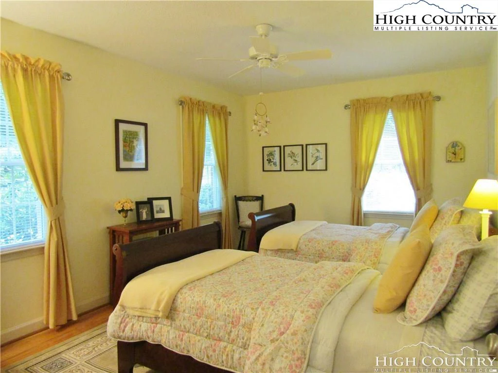 Image number 2 for the current listing
