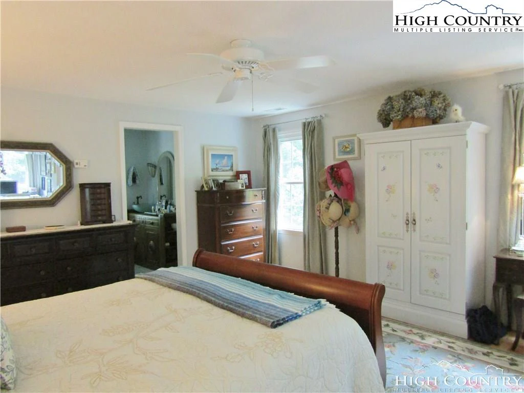 Image number 13 for the current listing