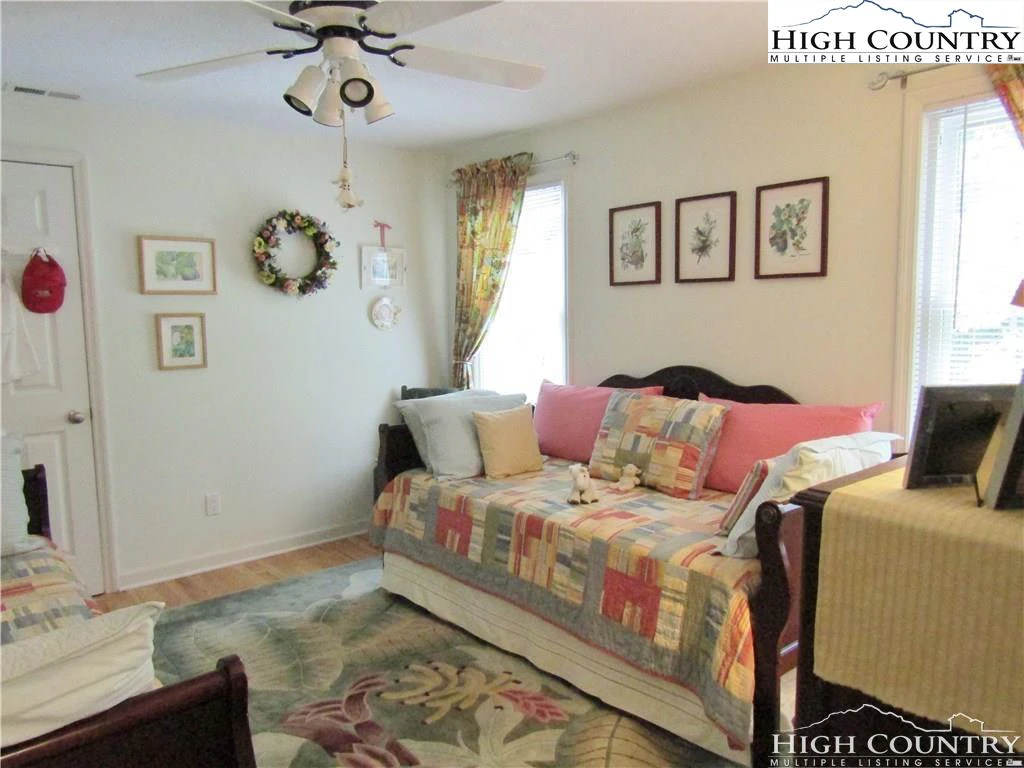 Image number 11 for the current listing