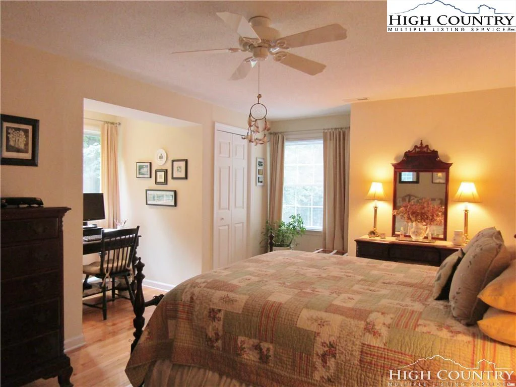Image number 10 for the current listing