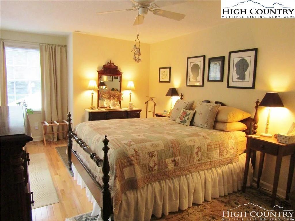 Image number 9 for the current listing