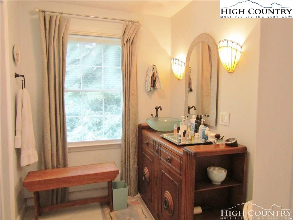 Image number 8 for the current listing