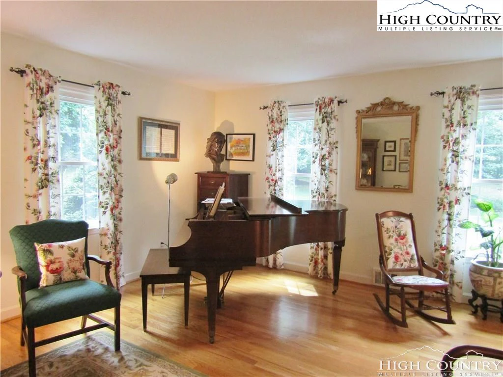 Image number 22 for the current listing