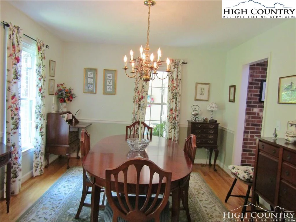 Image number 19 for the current listing