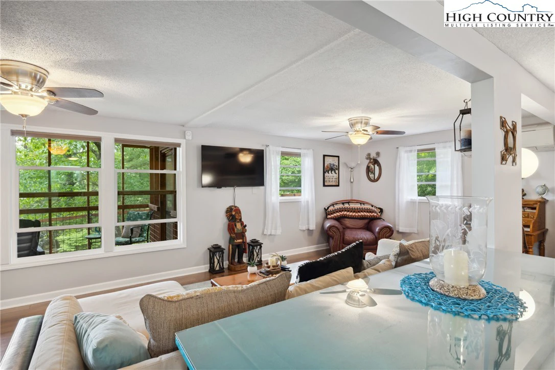 Image number 10 for the current listing