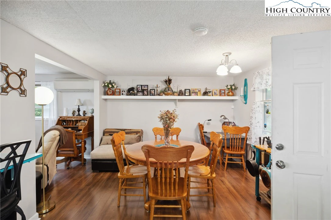 Image number 3 for the current listing