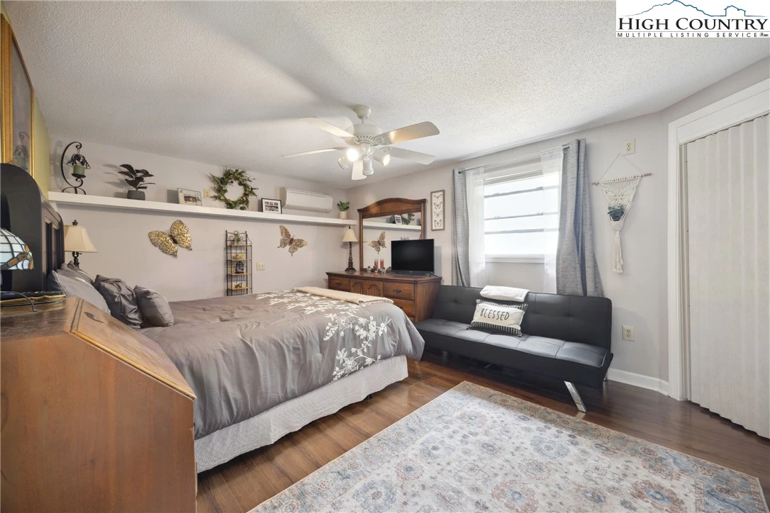 Image number 8 for the current listing