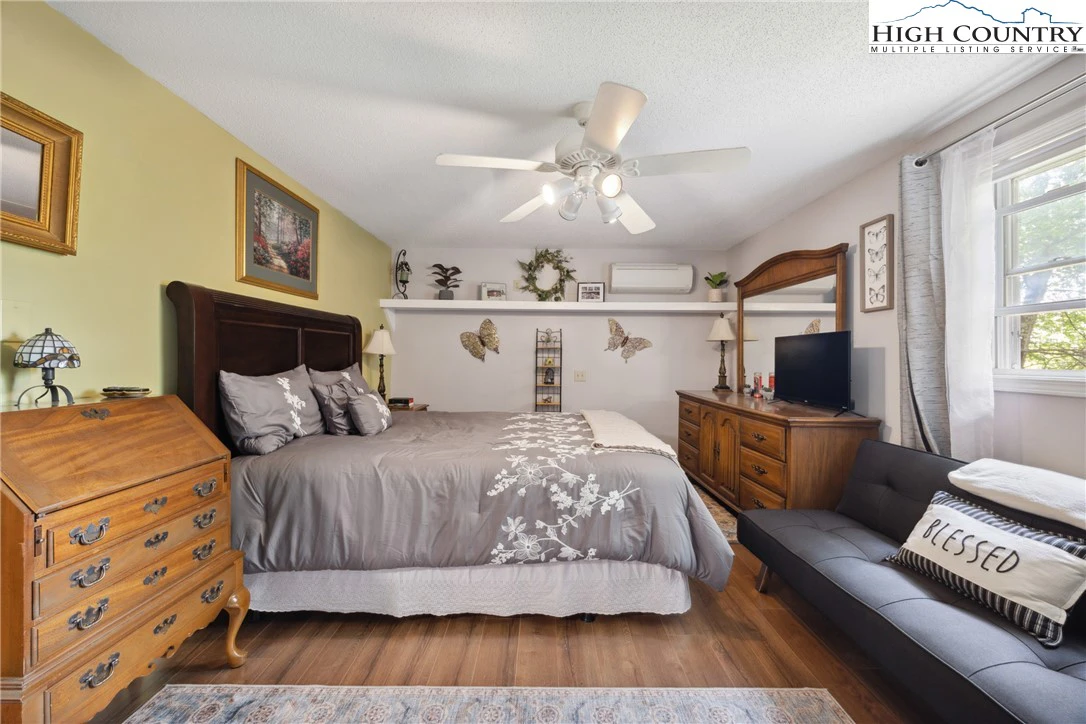 Image number 9 for the current listing