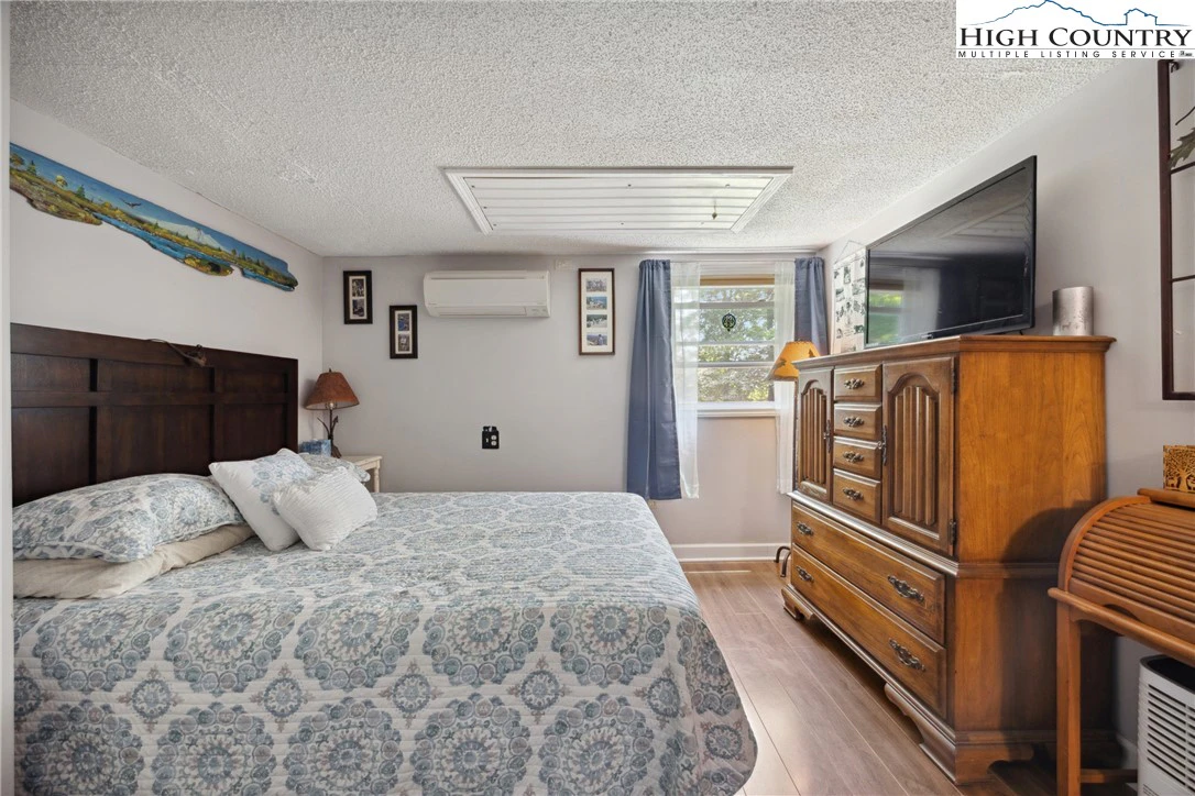 Image number 2 for the current listing