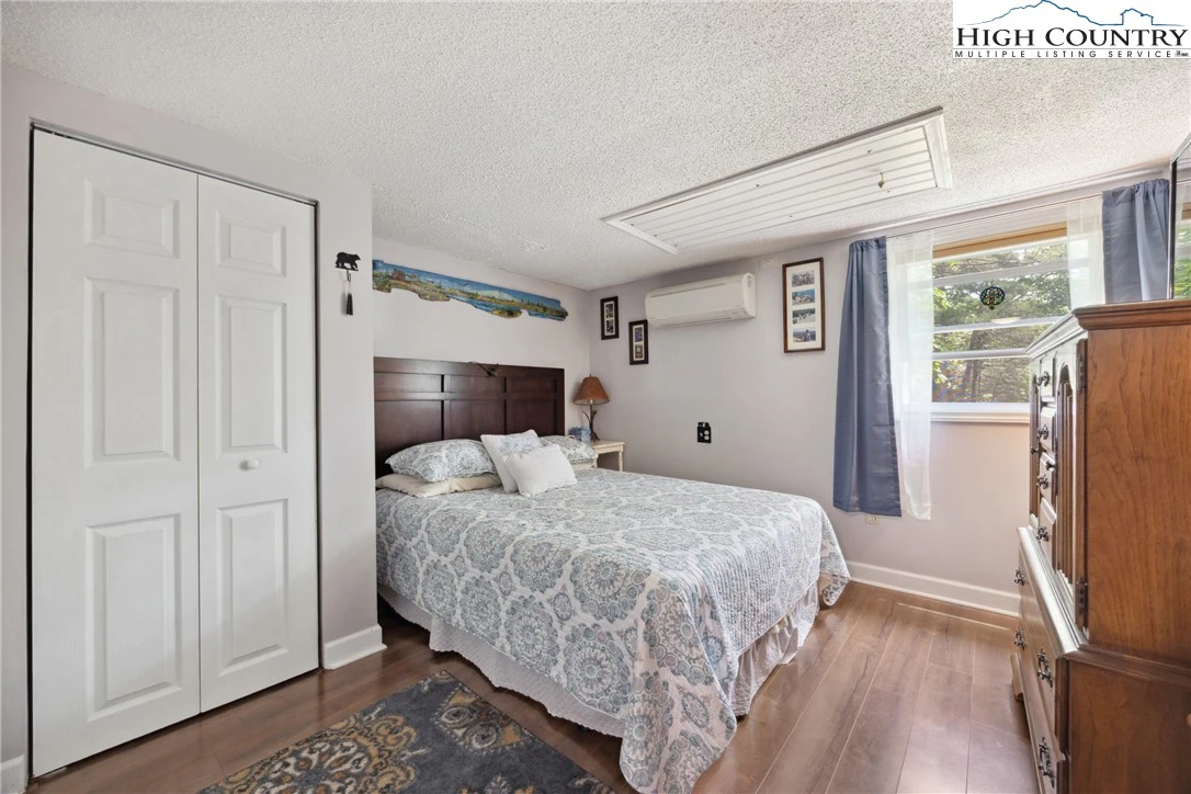 Image number 11 for the current listing