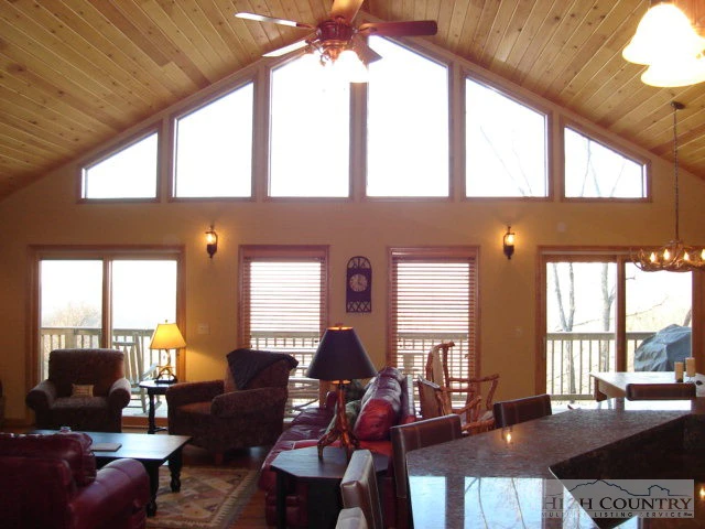 Image number 3 for the current listing