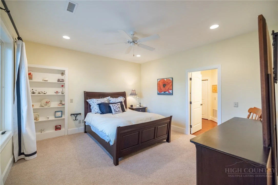 Image number 9 for the current listing