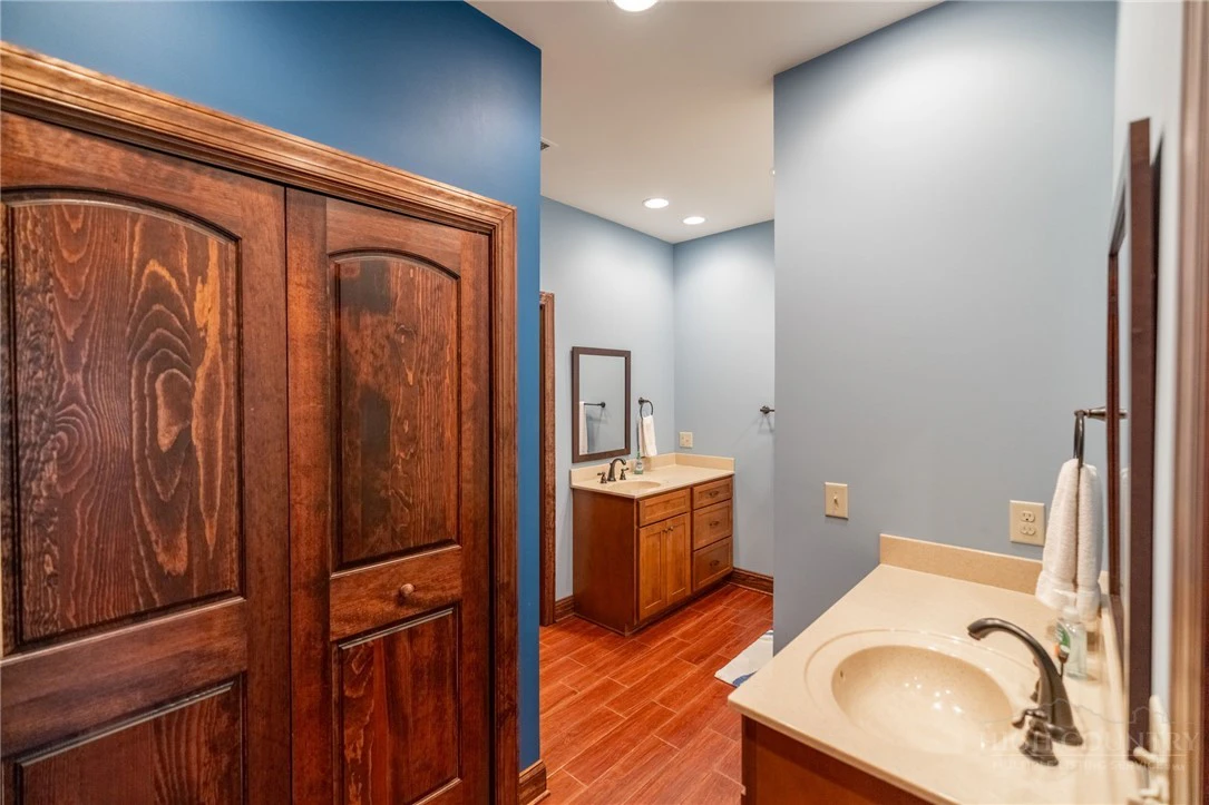 Image number 2 for the current listing