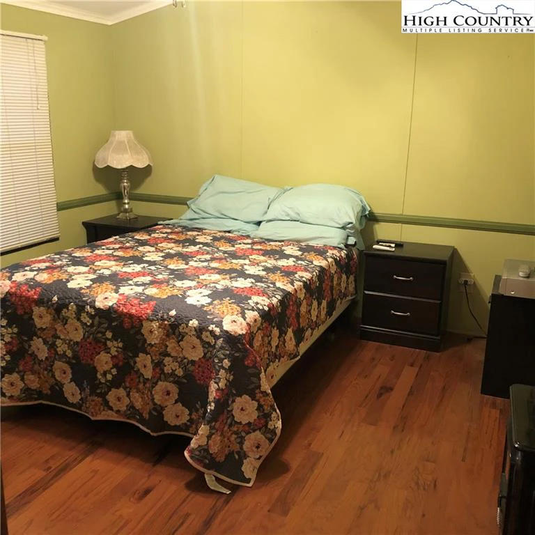 Image number 4 for the current listing