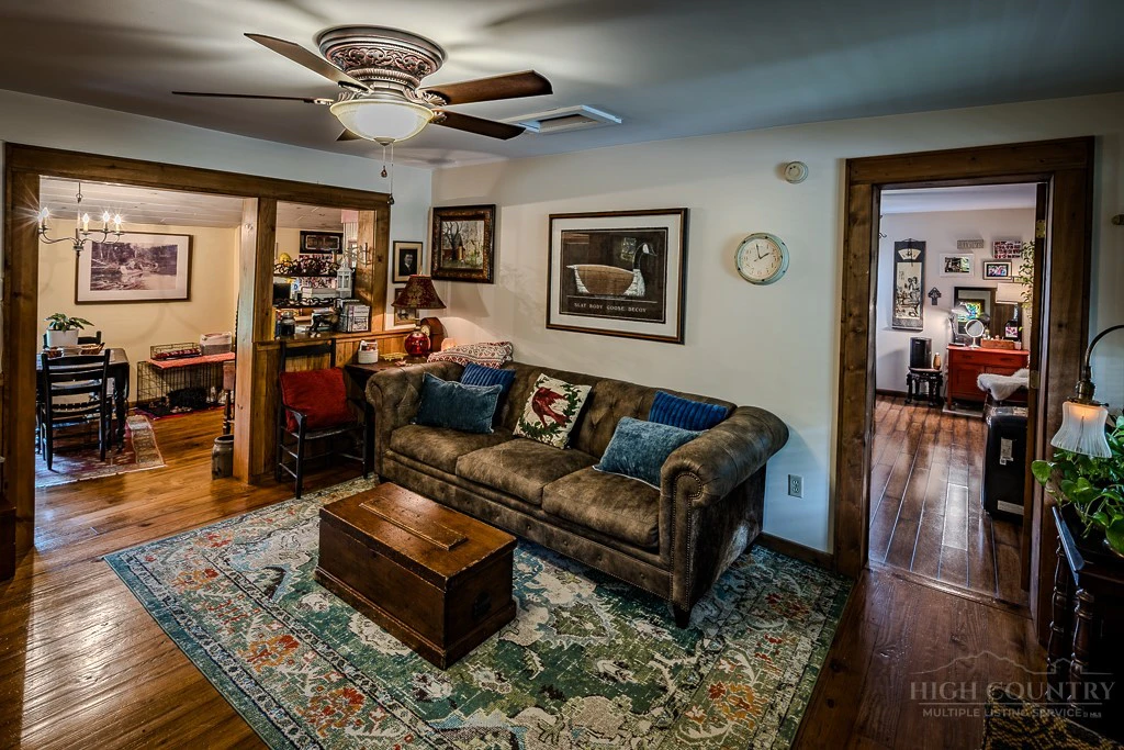 Image number 4 for the current listing